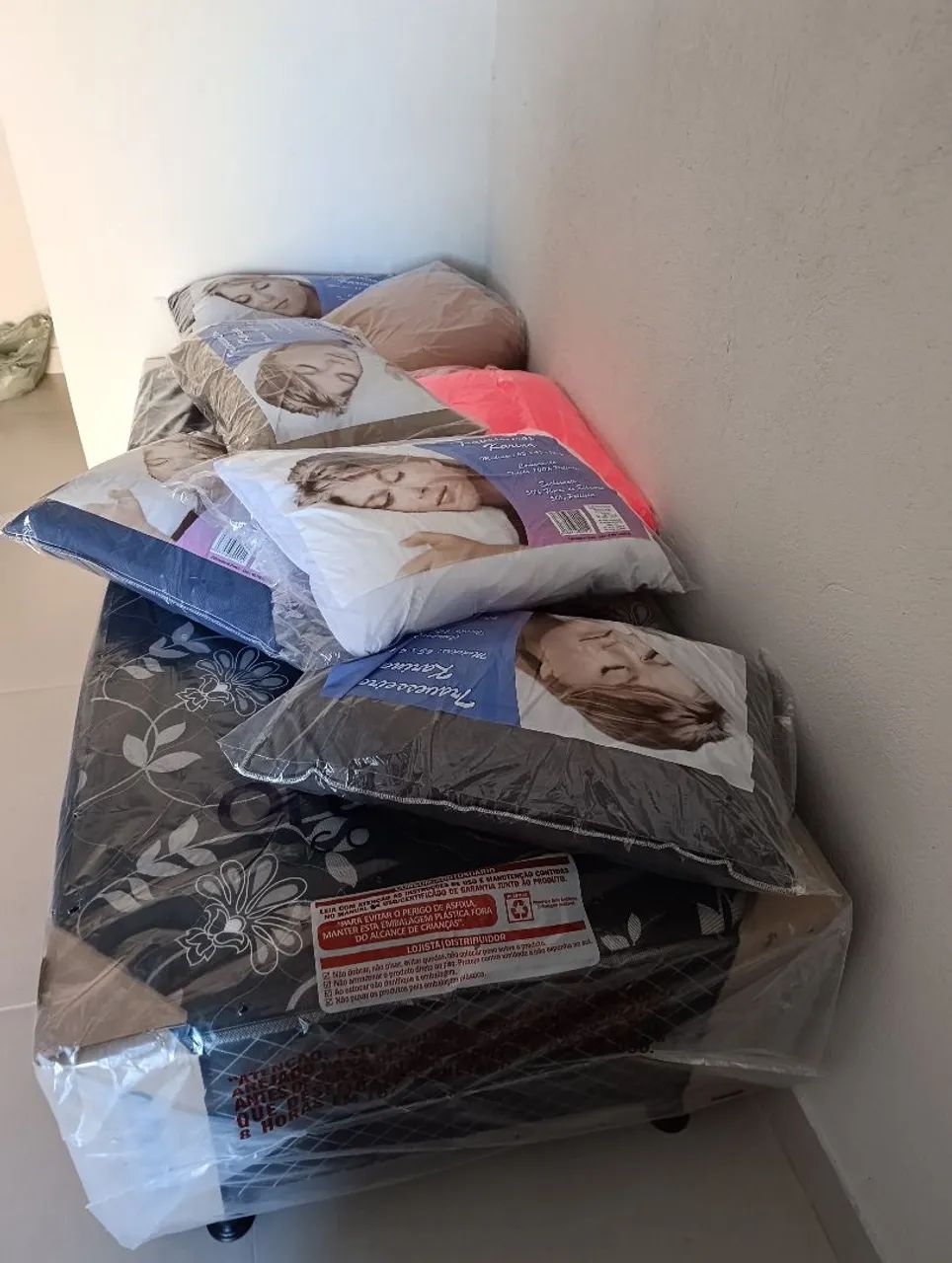 Cama box solteiro + travesseiro de brinde ?