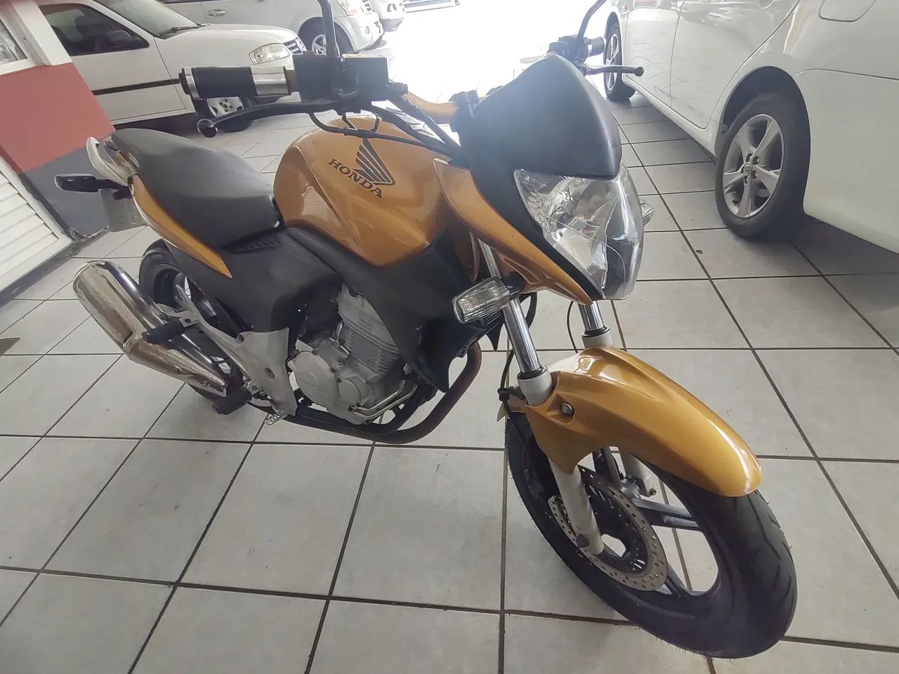 Honda CB 300 R  2011 Amarela 