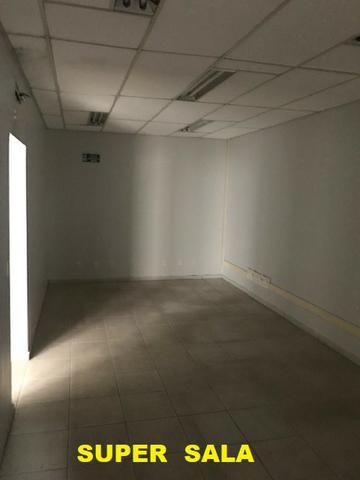 Gigantesca sala comercial, na Av. Fernando Correa