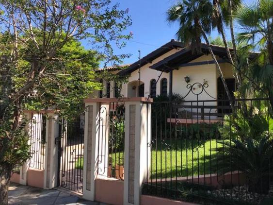 Casa para alugar com 3 dormitórios em , cod:I-024158