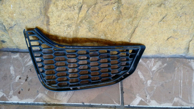 Grade do parachoque dianteiro lado direito bmw M3 15 16