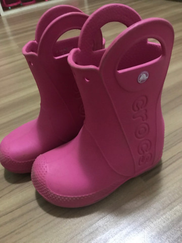 bota crocs infantil