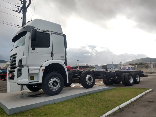 VOLKSWAGEN 30330 2017 8X2 DE FÁBRICA LEITO AUTOMÁTICO