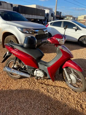 Adesivamento personalizando na carenagem da honda biz 