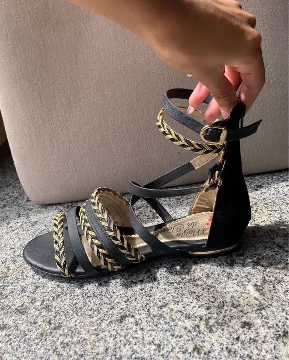 Sandália Feminina Preta com detalhe em dourado, tam 35