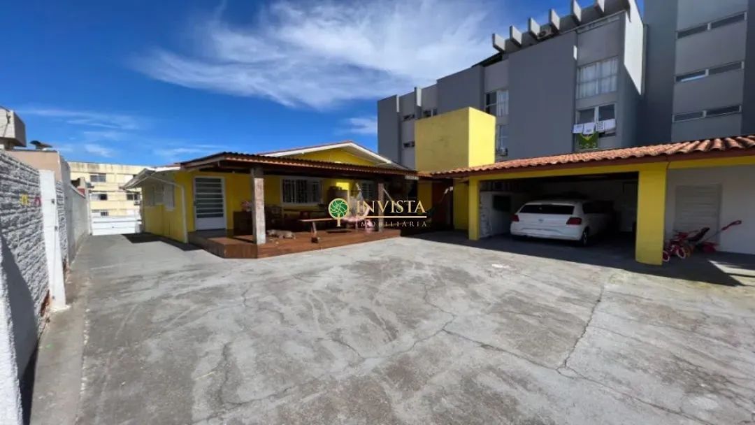 À venda em Coqueiros! 700m², 3 quartos e área externa com churrasqueira