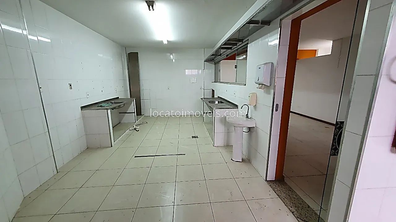 Lojão com Escritório e duas vagas com 194 m2 - Santa Catarina - Foto 9