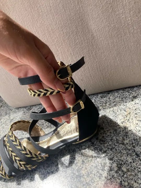 Sandália Feminina Preta com detalhe em dourado, tam 35 - Foto 2