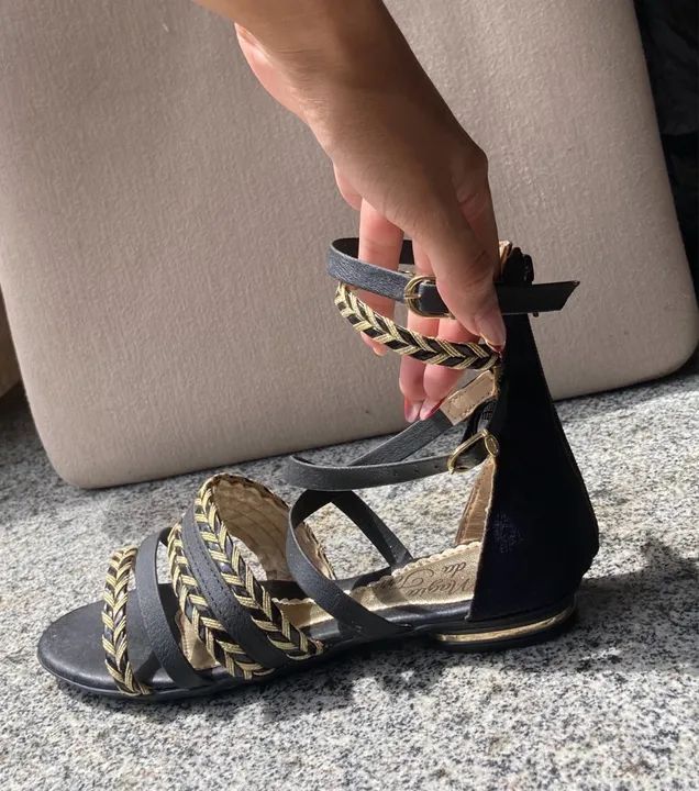 Sandália Feminina Preta com detalhe em dourado, tam 35 - Foto 5
