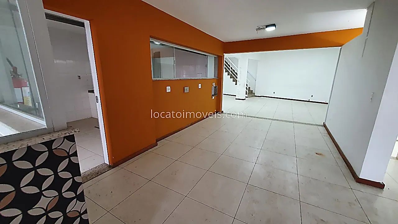Lojão com Escritório e duas vagas com 194 m2 - Santa Catarina - Foto 3