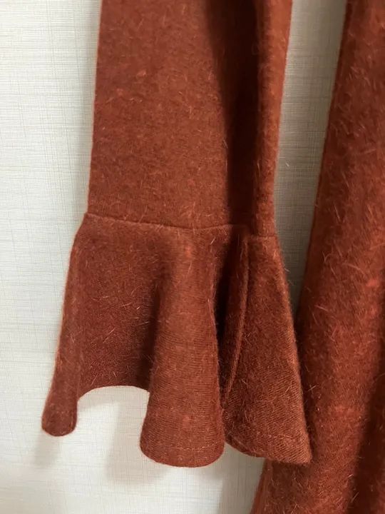 Vestido marrom de manga comprida com babado - Foto 2