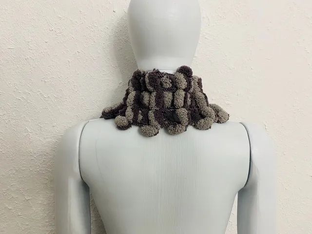 Cachecol Pluf Bolinhas Cinza Claro / Cinza Escuro Bom Estado - Foto 3