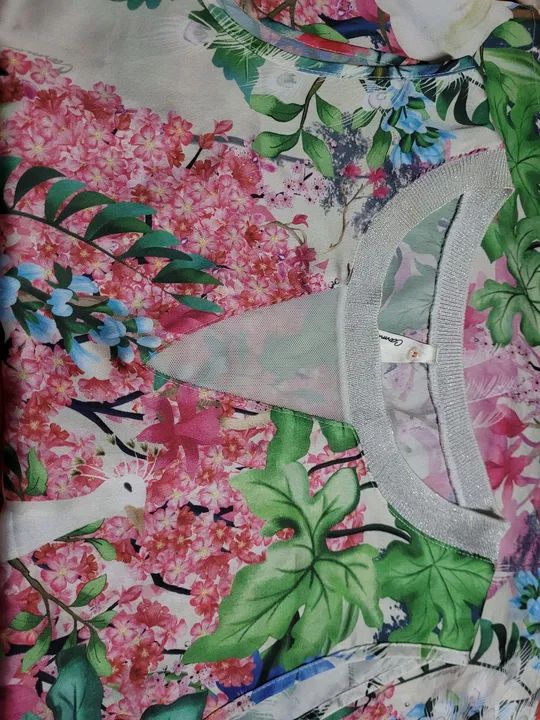 Blusa  Carmim floral e pavão branco. - Foto 4