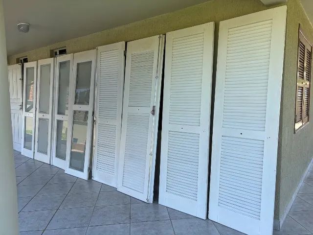 Porta maciça de angelim e portas com vidros para varanda - Foto 4