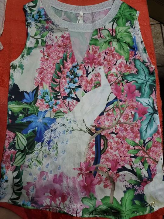 Blusa  Carmim floral e pavão branco. - Foto 2