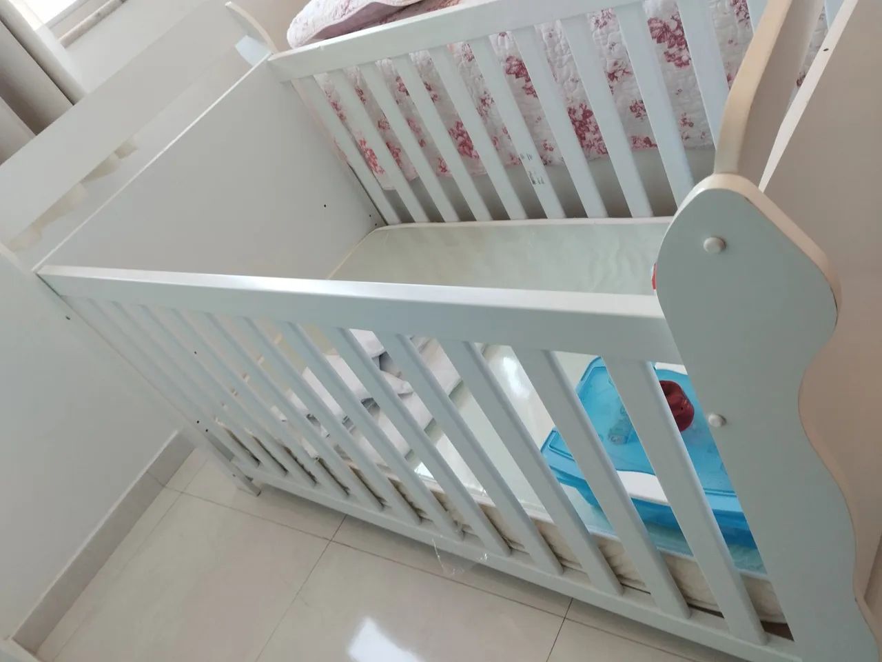 Berço de madeira branco