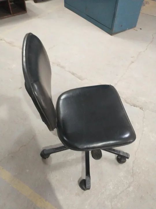 Cadeira de escritório fixa estofada s/ braços em Couro Ecológico / Aço Preto - Foto 2