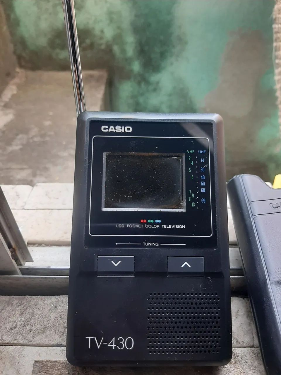 Tv portátil de mão casio 430 color/ no estado!  - Foto 2