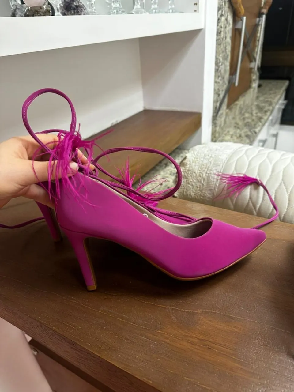 Scarpin Rosa com Detalhes em Penas