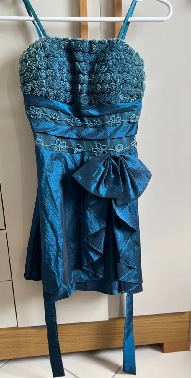Vestido de Festa Azul Turquesa com Detalhes