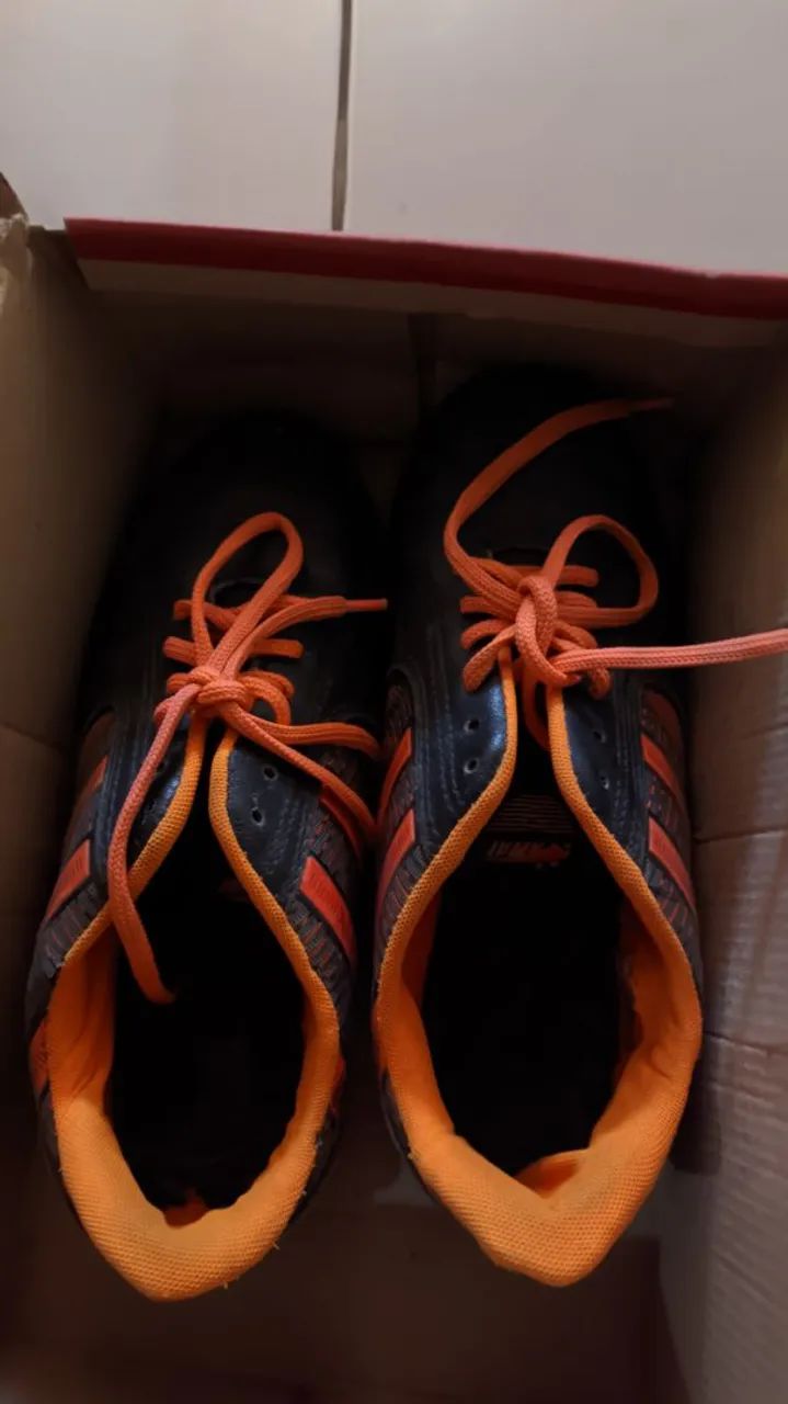 Chuteiras  - Pretas com detalhes Laranja - Foto 2