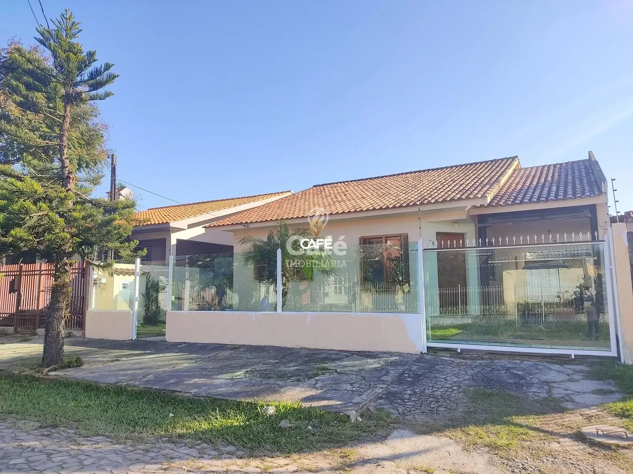 Casa térrea seminova com 2 dormitórios, 2 banheiros, 4 garagens e uma linda área
