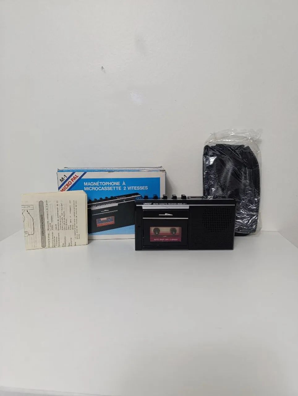 Antigo gravador de fita cassete japonês na caixa 