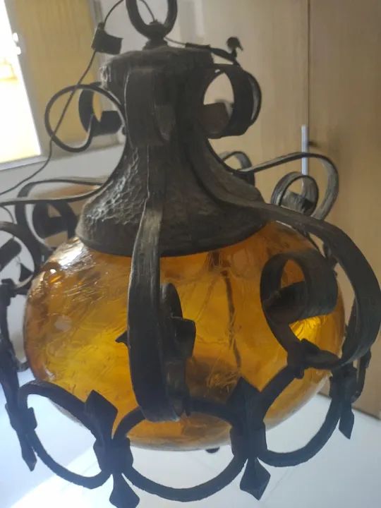 Lustre de Ferro Forjado com cúpula de vidro