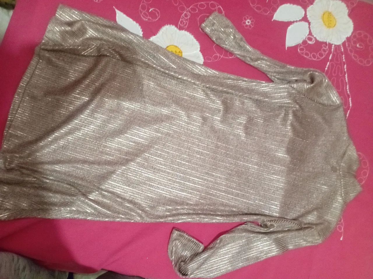 Vestido Dourado com Manga Longa e Brilho - Foto 2
