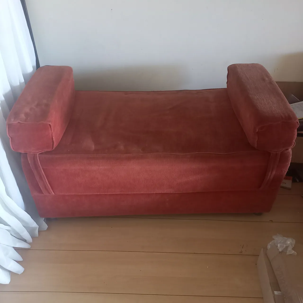Sofá Divã Vermelho Elegante