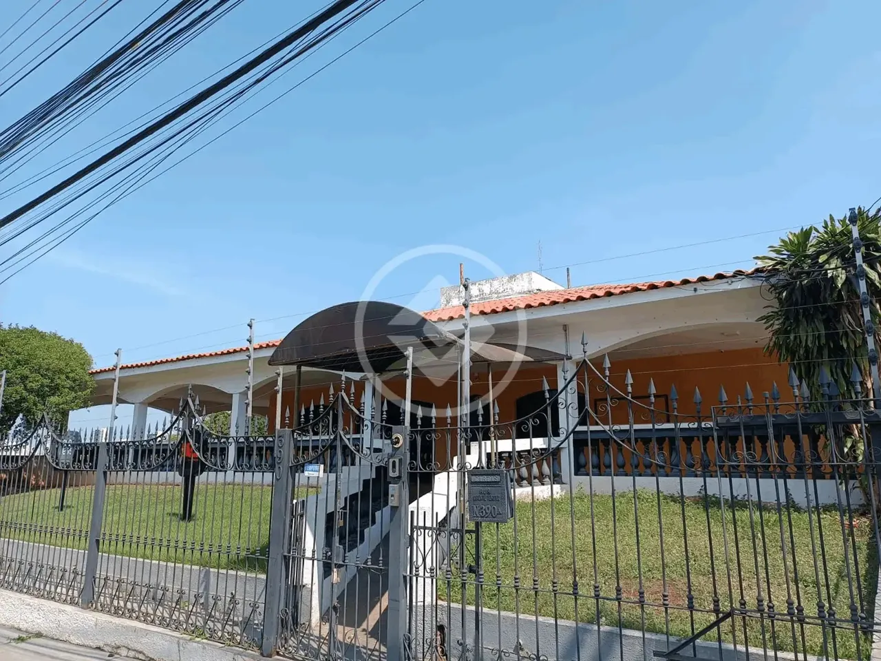 Casa comercial com 1.200m² de área construída com estacionamento no Bairro Consil R$ 25.00