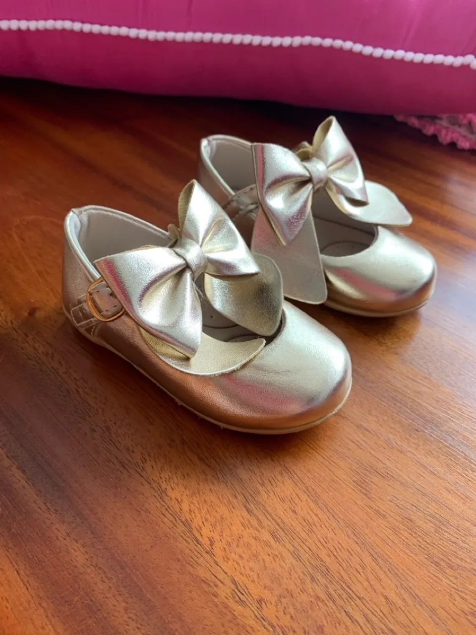 Sapato de festa dourado para bebê