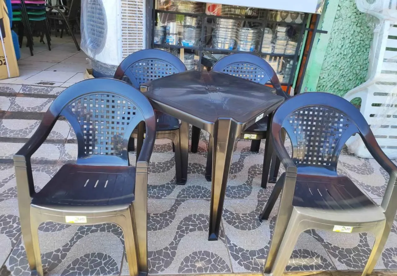 Conjunto de mesa com 4 cadeiras de plástico