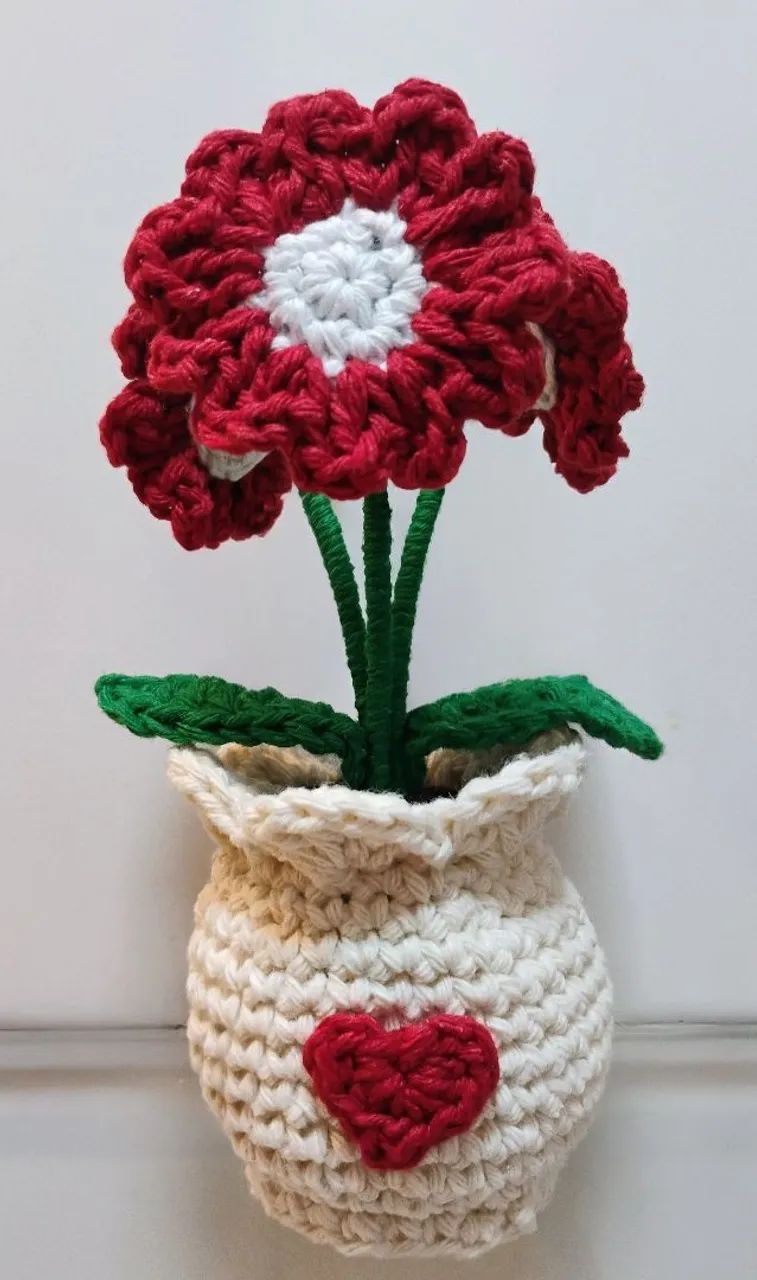 Vaso com flores de crochê 