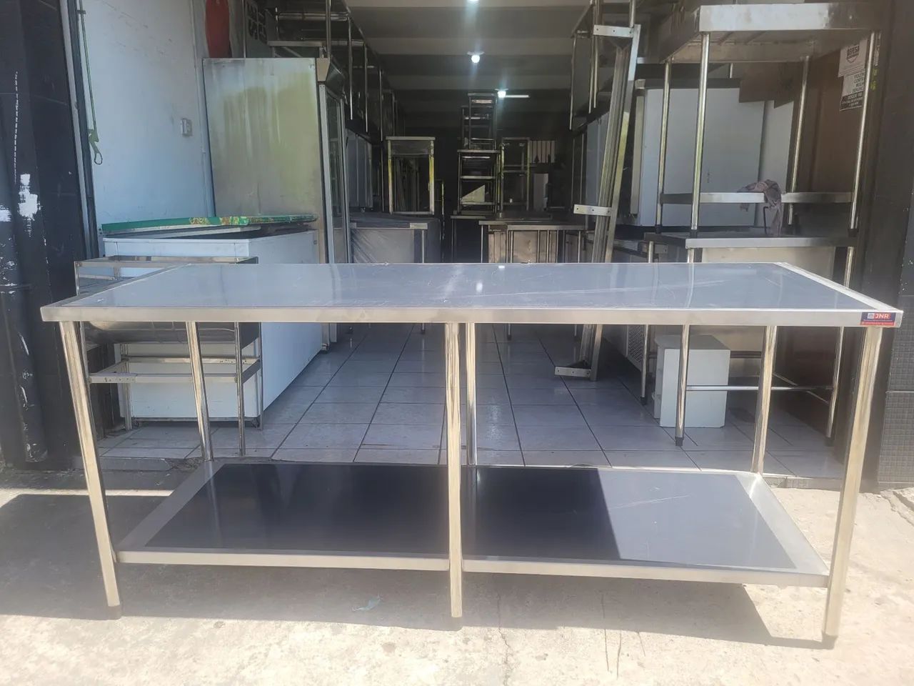 MESA INOX DE CENTRO COM PANELEIRO LISO 