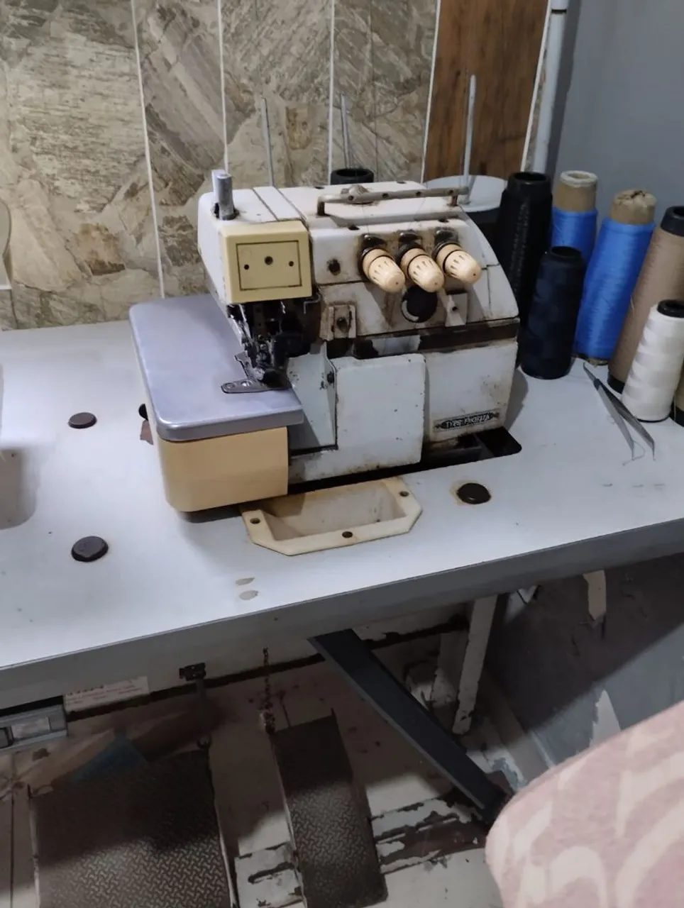 Máquina de Costura Overlock Industrial