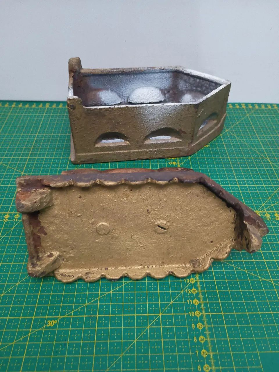 Antigo ferro a brasas, de passar roupas. altura 20x20x9,5 cm - Foto 2