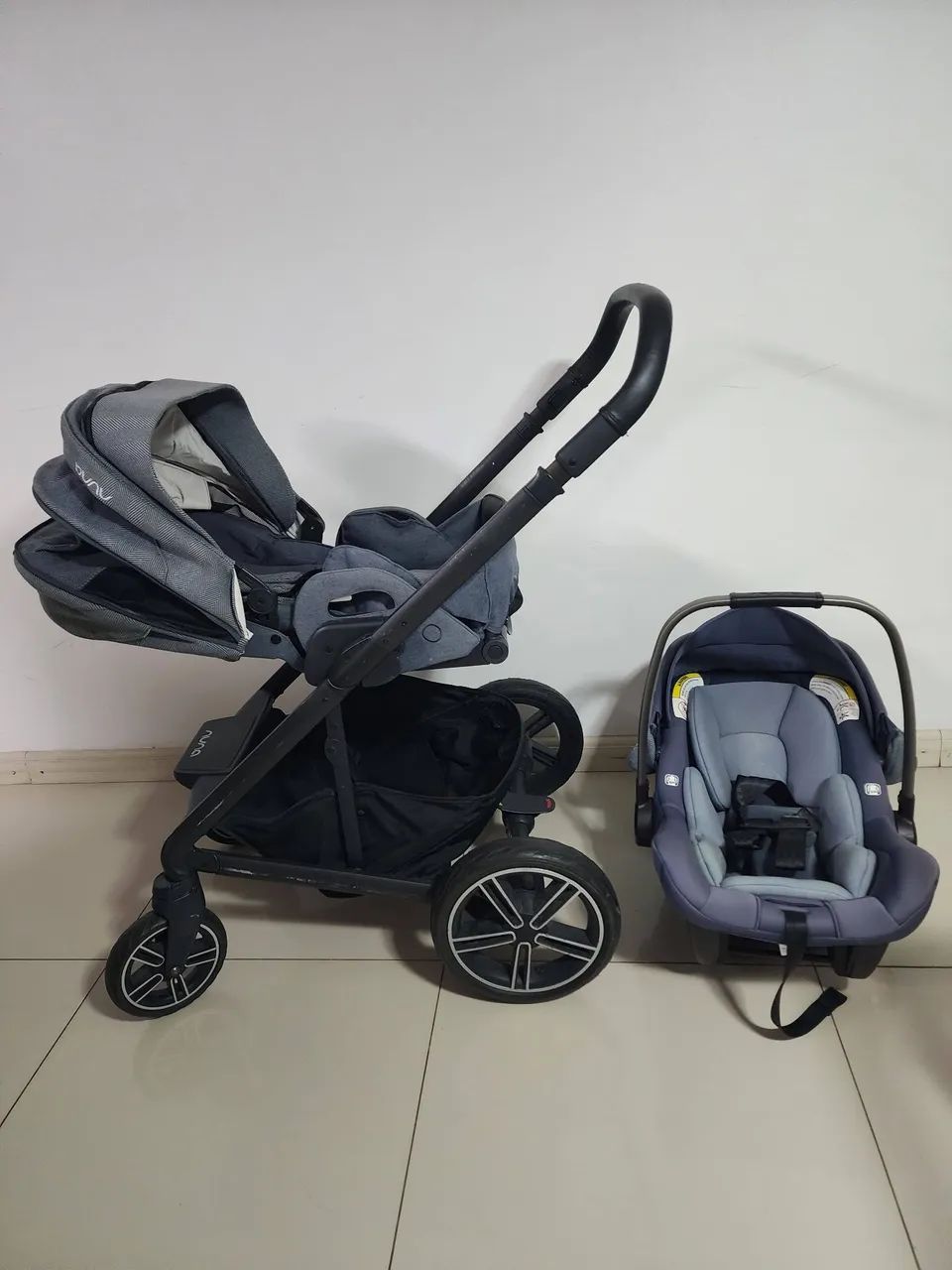 Carrinho de bebê mais bebê conforto nuna