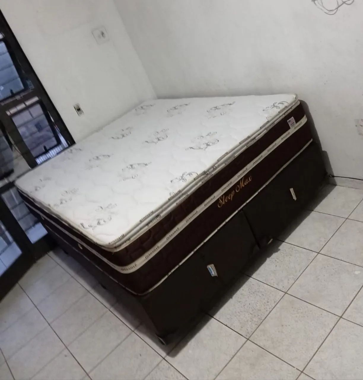 Cama queen size com colchão alto e confortável