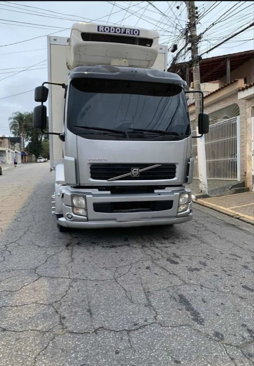 Volvo VM 260 2012 Baú Refrigerado