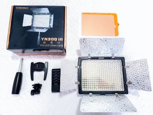 Painel de LED Yongnuo YN-300 III, bi-color, com acessórios - Foto 3