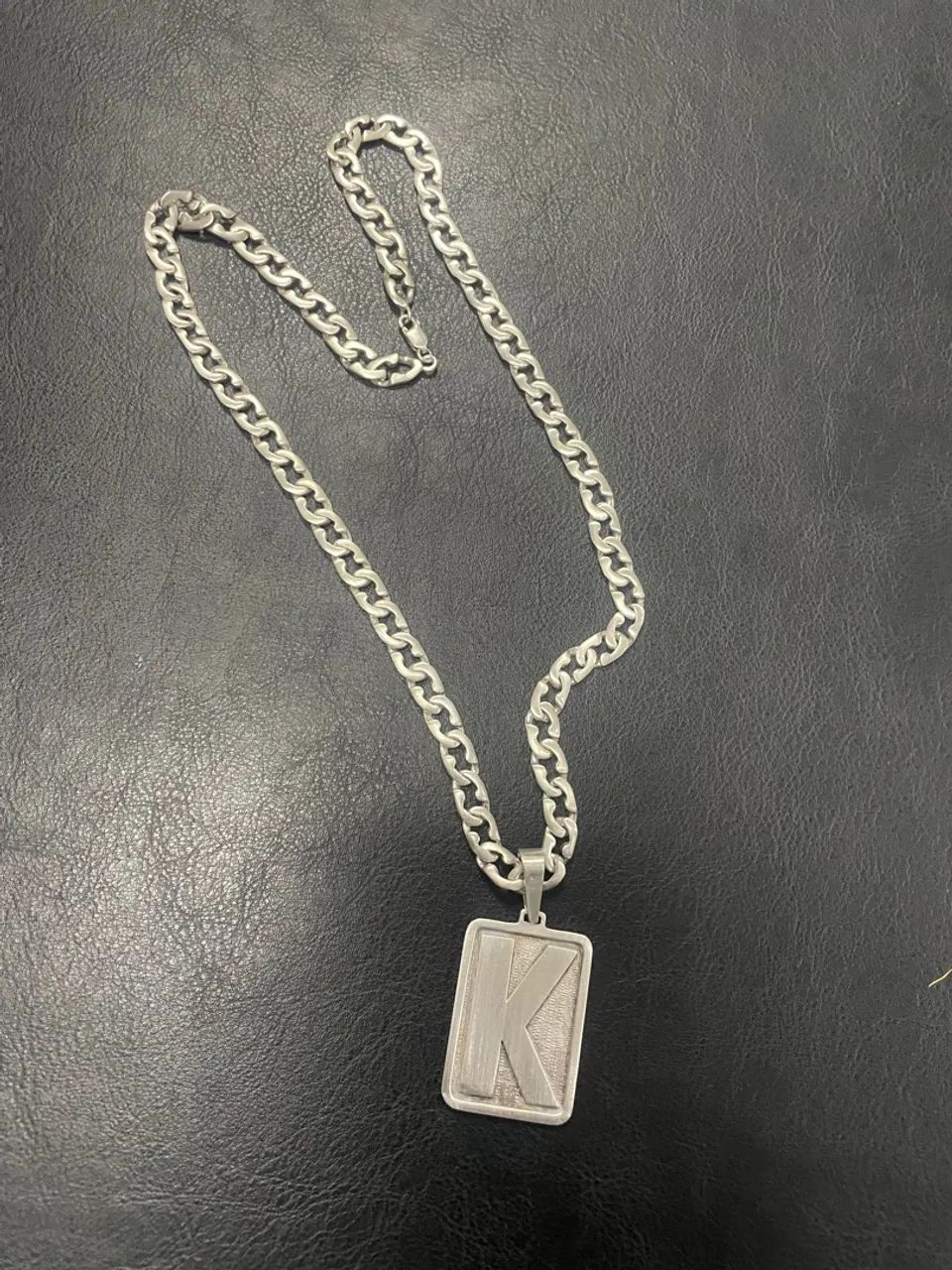 Cordão de prata com pingente letra K