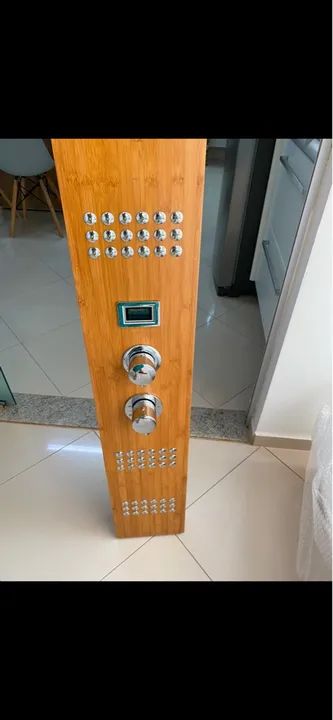 Ducha de teto com painel em bambu