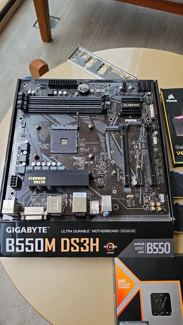 Placa Mãe Gigabyte B550M DS3H, AMD AM4, Micro ATX, DDR4 Peças de