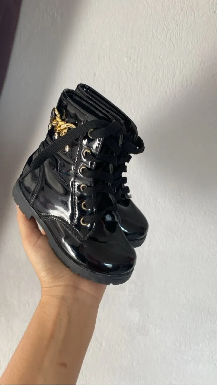 Bota tamanho 23 conservada