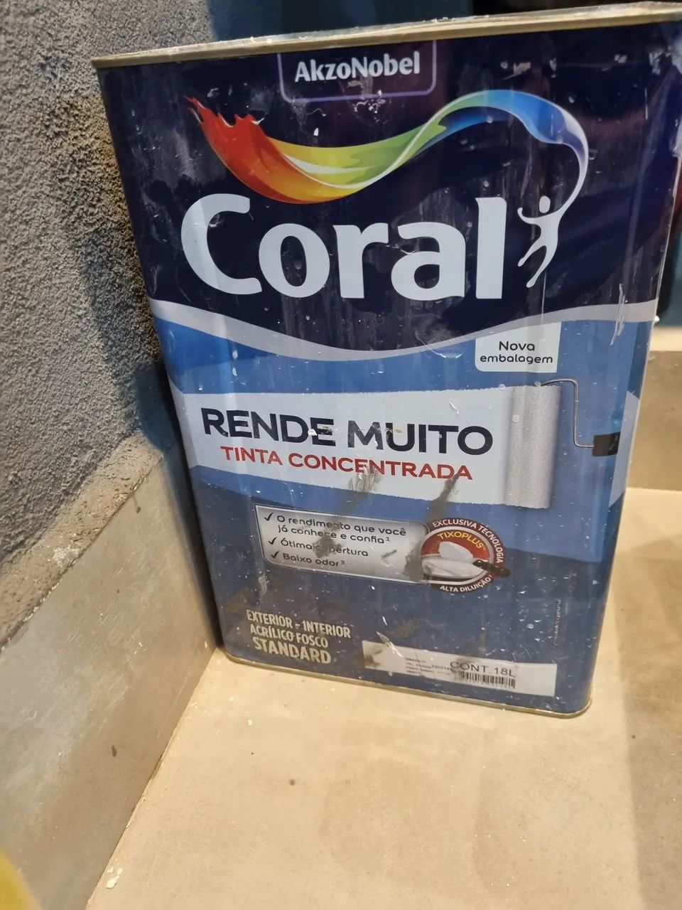 Lata de tinta aberta branco neve
