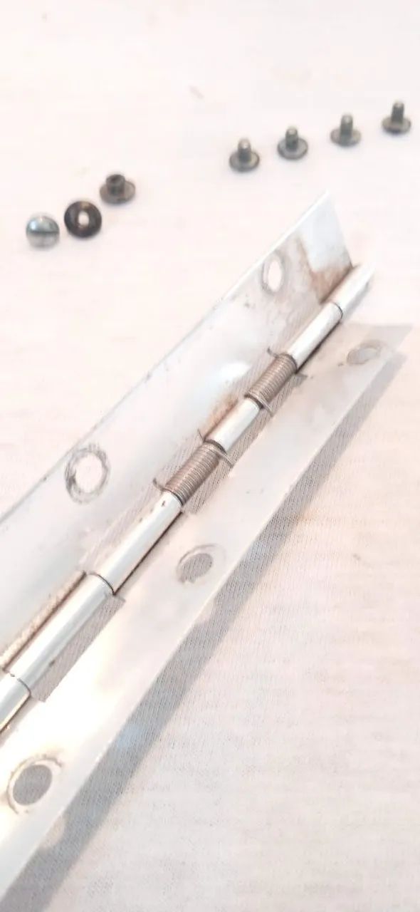 Dobradiça manteigueira  geladeira Frigidaire antiga com parafusos - Foto 3