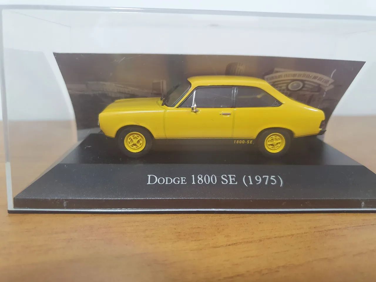 Miniatura Dodge 1.800 SE 1975, escala 1:43