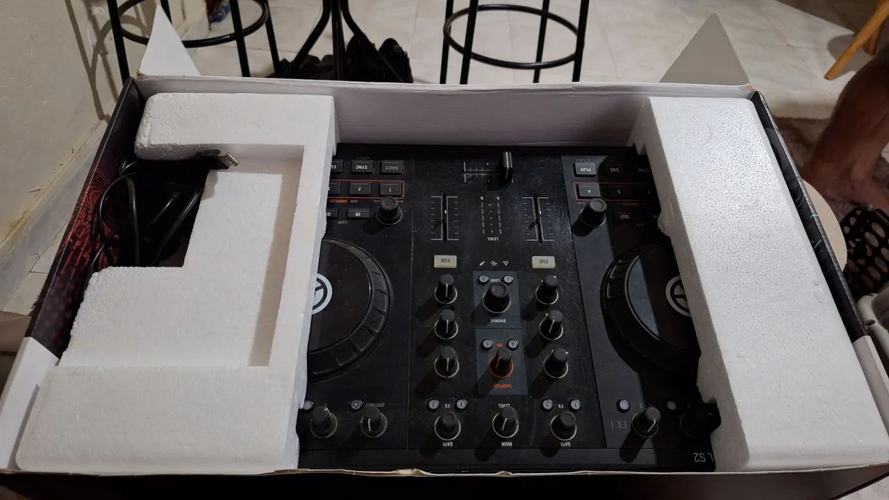 Controladora DJ TRAKTOR Kontrol S2  - Foto 2