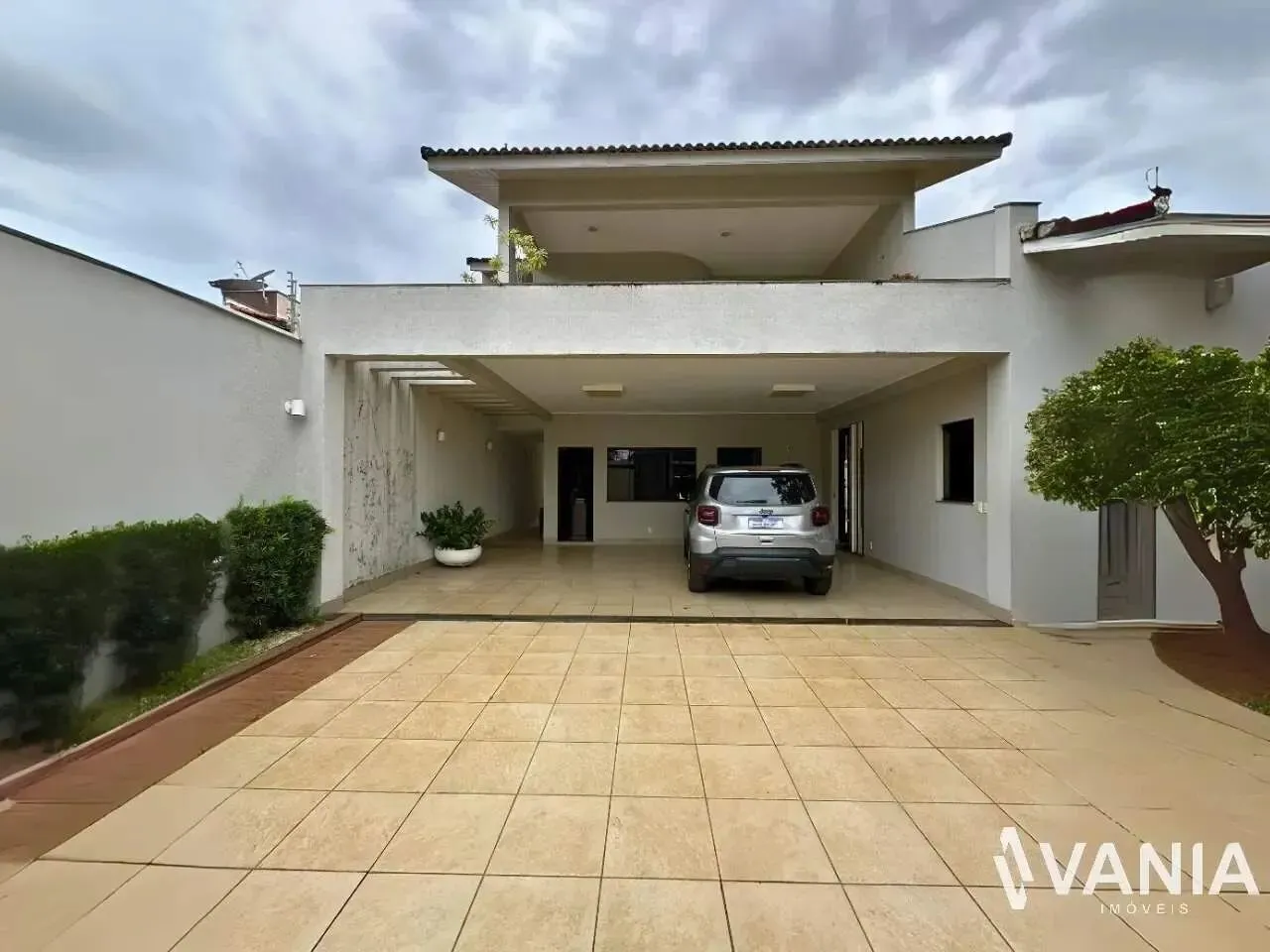 Sobrado c/ 5 quartos sendo 3 suítes na 603 sul